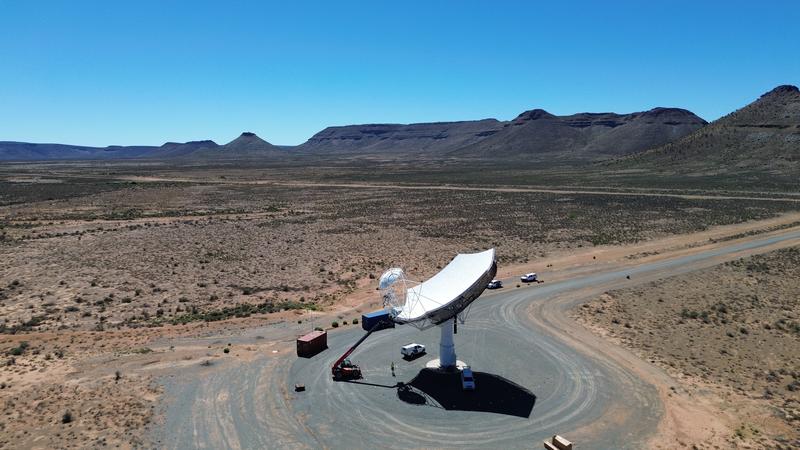 Abb. 1: Position der ersten MeerKAT+-Antenne am südafrikanischen SKA-Standort in der Karoo-Halbwüste. Die Antenne ist im gleichen Design wie die SKA-MID-Antennen aufgebaut. 