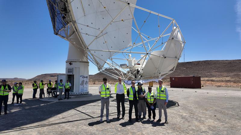 Handover of the first MeerKAT+ antenna in the South African Karoo semi-desert on February 21, 2024. Fltr: Fabrice Scheid (OHB), Stefan Wagner (ZfA), Michael Kramer (MPIfR), Filippo Maria Zerbi (INAF), Pontsho Maruping (SARAO) and Dennis Winkelmann (OHB).