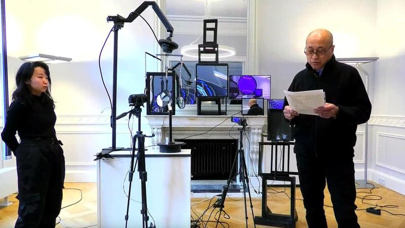 Aoi Suwa und Professor Masahiko Hara stellen am Käte Hamburger Kolleg in Aachen ihr Experiment vor.