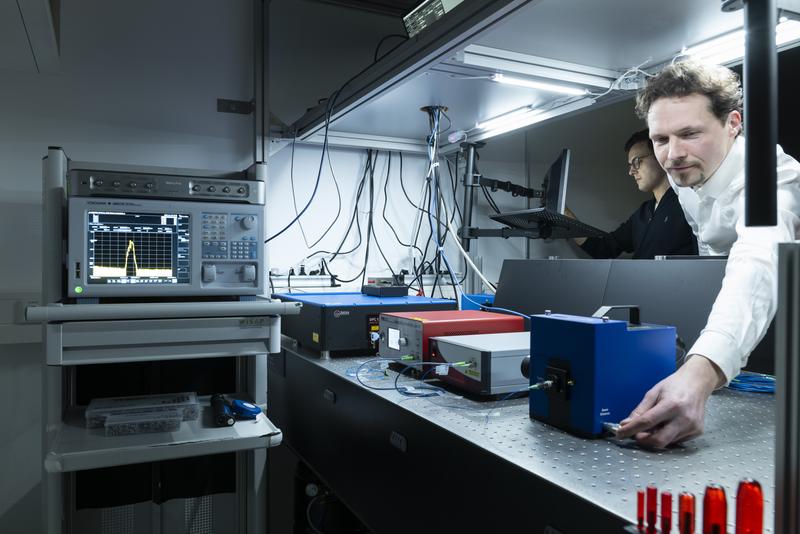 Dr. Bennet Fischer und Prof. Dr. Mario Chemnitz (von links) aus der Nachwuchsgruppe Smart Photonics am Leibniz-Institut für Photonische Technologien in Jena. 