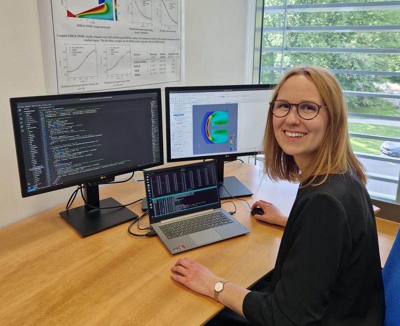 Simulations-Arbeit vor dem Bildschirm: Franziska Hild findet es spannend, theoretische Grundlagen zu erforschen und neue Methoden daraus zu entwickeln. 