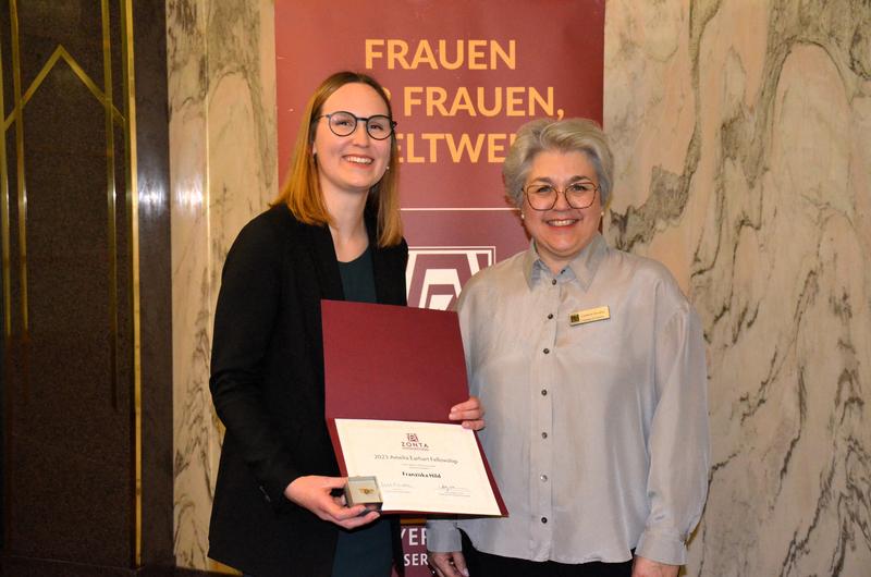 Franziska Hild (links) hat auf der Preisverleihung des Zonta Clubs Stuttgart von Carmen Nerding, Direktorin der Area 2 des Zonta International District 30, ihre Urkunde als Amelia Earhart Fellow erhalten. 