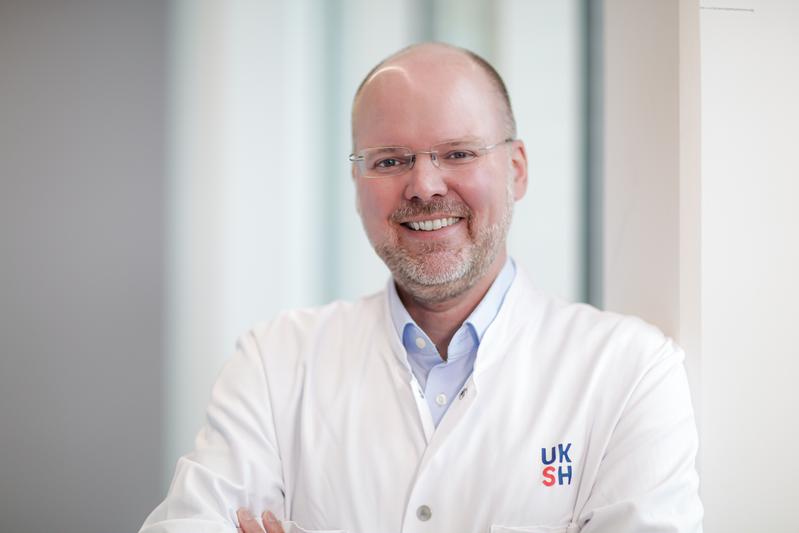 Prof. Dr. Sascha Gerdes, Mitglied im Exzellenzcluster PMI, Leiter des klinischen Studienzentrums entzündliche Hauterkrankungen und stellvertretender Direktor der Klinik für Dermatologie, Venerologie und Allergologie des UKSH, Campus Kiel. 