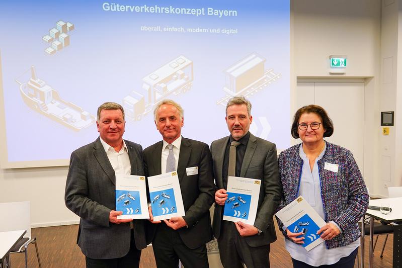 Staatsminister Christian Bernreiter für Wohnen, Bau und Verkehr, Prof. Dr. Ulrich Müller-Steinfahrt (Institut für Angewandte Logistik), Stefan Doppelhammer (Landesverb. Bay. Transport- und Logistikunternehmen), Sabine Lehmann (Landesverb. Bay. Spediteure)