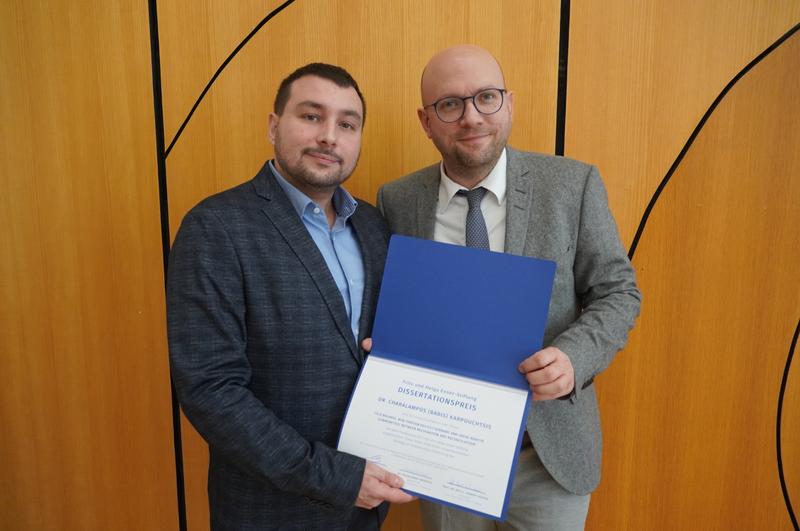 Charalampos Karpouchtsis mit dem Präsidenten der Südosteuropa-Gesellschaft Manuel Sarrazin (Sondergesandter der deutschen Bundesregierung für die Länder des westlichen Balkans) bei der Verleihung der Urkunde 