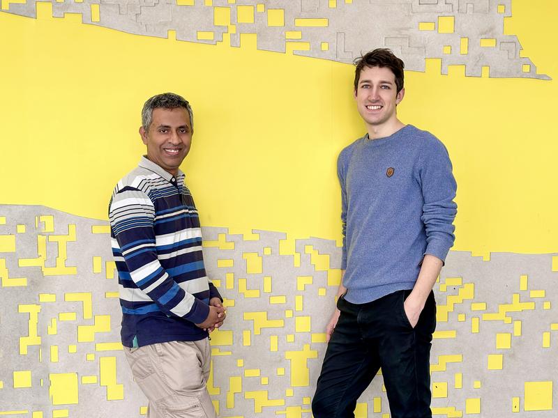 Krishnendu Chatterjee (links) und Valentin Hübner (rechts). Neugier, raffinierte Modelle und innovative Analysetechniken treiben die Forschung der Wissenschafter am Institute of Science and Technology Austria (ISTA) an.