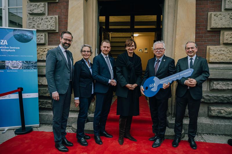 F.l.t.r.: Science Minister Sebastian Gemkow, TUD Rector Prof Ursula Staudinger, Minister President Michael Kretschmer, Federal Research Minister Bettina Stark-Watzinger, DZA Founding Director Prof Günther Hasinger and Octavian Ursu, Mayor of Görlitz.