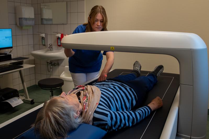 Die Leitende Studynurse Sophie Oldag misst bei einer Testprobandin mittels eines innovativen digitalen Röntgenverfahrens (DXA) die Knochendichte.