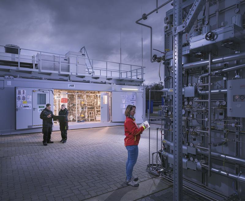 Forschung zur Herstellung klimaneutraler Kraftstoffe im Energy Lab 2.0 am KIT. Europas größte Forschungsinfrastruktur für erneuerbare Energien wird ebenfalls Teil des Ökosystems von RISEnergy. (Foto: Amadeus Bramsiepe, KIT) 