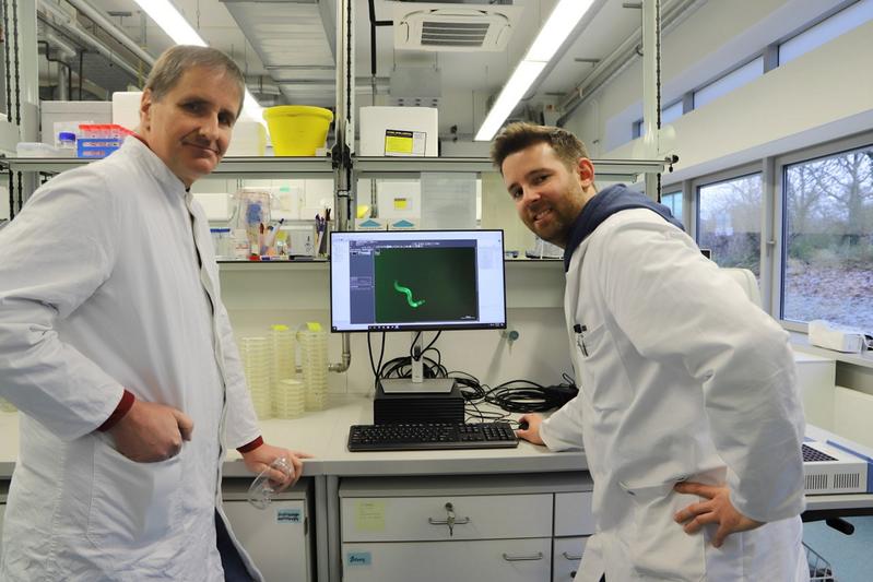 Professor Jörn Oliver Sass freut sich nicht nur über die neuen Geräte, sondern auch über den neuen Mitarbeiter Tim Urbansky. Foto: H-BRS 