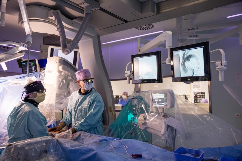 Prof. Czerny (rechts) im Hybrid-OP-Saal beim Einsetzen einer Aortenbogenprothese. 