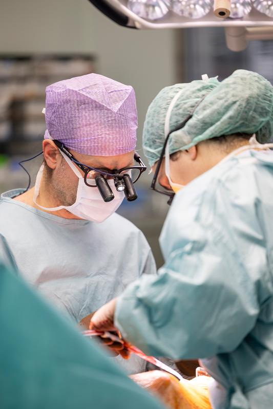 Prof. Dr. Martin Czerny (links) mit seinem Team bei einer Operation an den Beinarterien. 