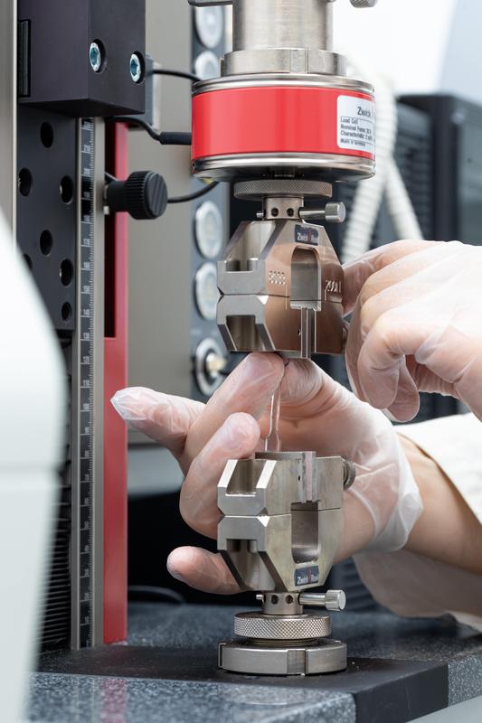 Arbeiten an einer Prüfmaschine zur Ermittlung von Werkstoffkennwerten an der Ernst-Abbe-Hochschule Jena