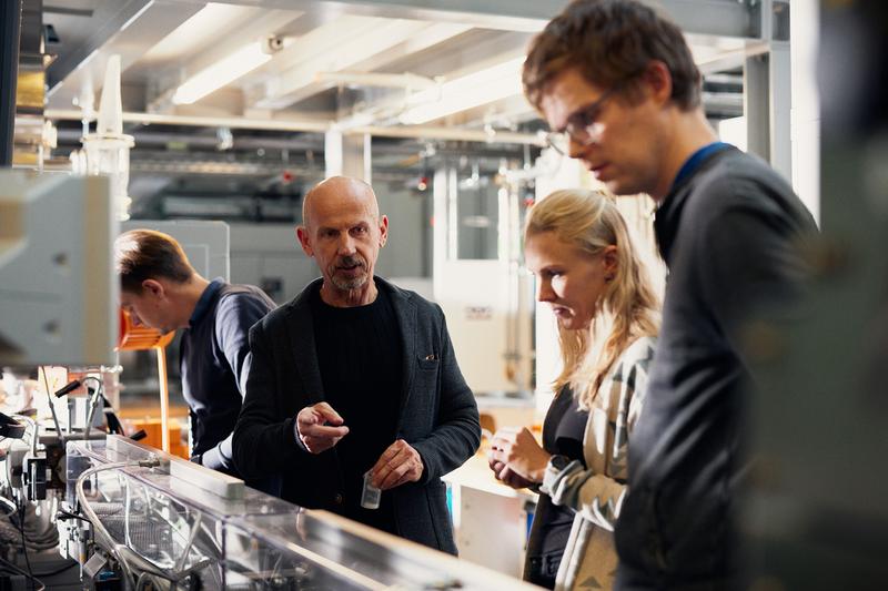 Johannes Brikmann und sein Prof. Bruno Hüsgen von der AG Kunststoffe (links) und Tessa Strümpfler und Dr. Thomas Zimmermann (Mitte, rechts) von der AG Patel nutzen die Synergien einer Forschungskooperation. 