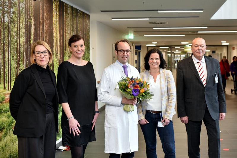 Prof. Dr. Moritz Seiffert bei der Begrüßung durch die Klinikleitung