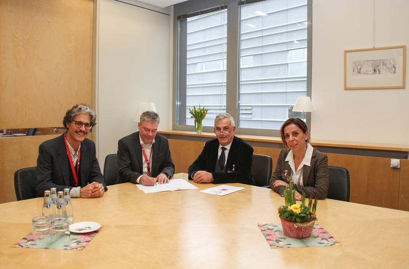 Gemeinsame Kooperation: Prof. Dr. Giovanni Capellini und Prof. Dr. Gerhard Kahmen vom IHP mit Prof. Dr. Paolo Visca und Prof. Dr. Alessandra di Masi von der Universität Roma Tre bei der Vertragsunterzeichnung. (v.l.n.r.)