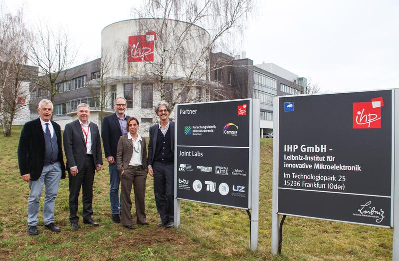 Hinweis auf Kooperation: Das Logo der Universität Roma Tre ergänzt die Hinweistafel für die Joint Lab das IHP. Prof. Dr. Paolo Visca, Prof. Dr. Gerhard Kahmen, Prof. Dr. Christian Wenger, Prof. Dr. Alessandra di Masi und Prof. Dr. Giovanni Capellini v.l.