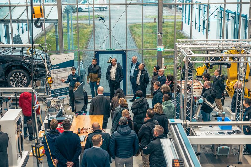 Teilnehmende bei einer geführten Tour durch die Versuchslabore am Umwelt-Campus zur Demonstration nachhaltiger Technologien.