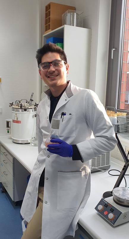 First author Joshua Mills, who carried out the study as part of his PhD-thesis, in the lab at the Max Planck Institute for Marine Microbiology in Bremen. 