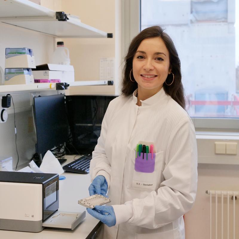 Dr. Bibiana Costa, first author of the study, in the lab. 