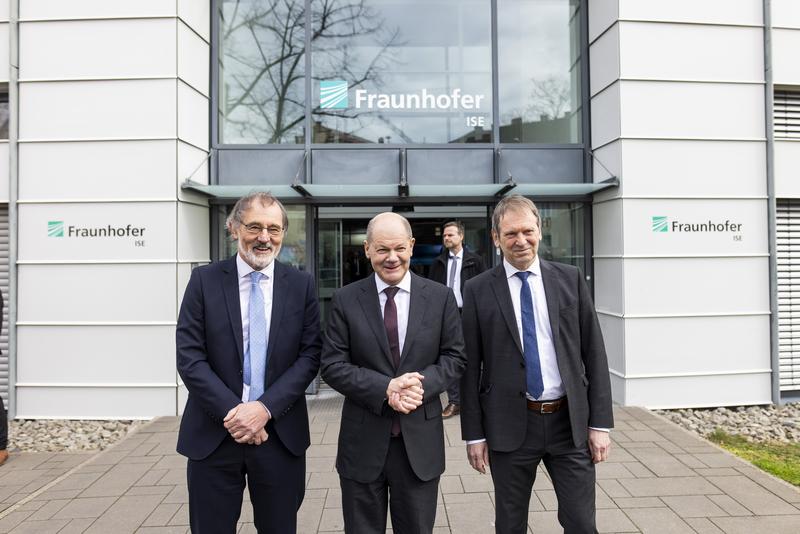 undeskanzler Olaf Scholz wird von den Institutsleitern des Fraunhofer ISE, Prof. Andreas Bett (l.) und Prof. Hans-Martin Henning (r.) begrüßt. 