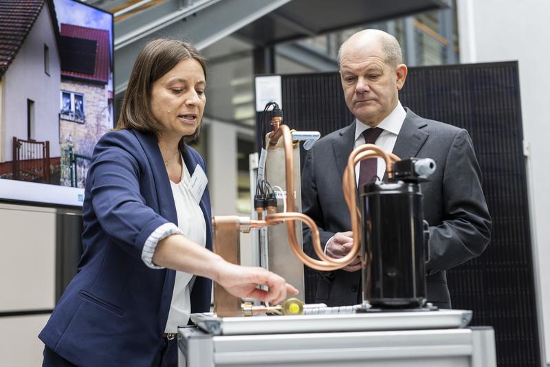 Dr. Katharina Morawietz, Head of the Thermal Integration Group, explains a heat pump developed at Fraunhofer ISE using the environmentally friendly refrigerant propane to Federal Chancellor Olaf Scholz.