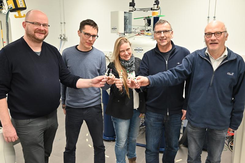 Im Gerätezentrum arbeiten die Teams von Professor Wolfgang Kleist (v.l.n.r.), Professor Erik von Harbou, Dr. Kerstin Münnemann, Professor Hans Hasse und Professor Werner Thiel zusammen. 