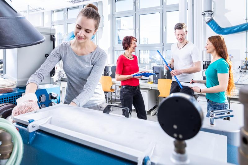 Studierende und Lehrkraft im Labor der Ernst-Abbe-Hochschule Jena