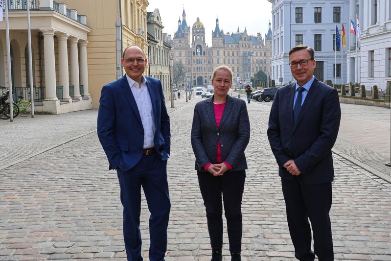 Das Foto zeigt v.l.: Professor Dr. Volker Grienitz, Junior-Professorin Dr. Anna Christina Brandt, Referatsleiter im Wissenschaftsministerium Ulf-Peter Knüppel