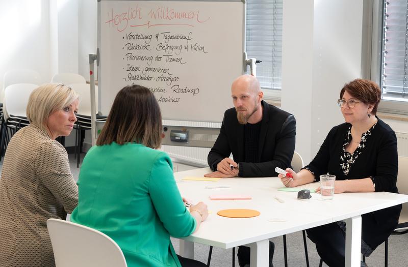 Katja Wich und Paula Smettane aus der Verwaltung der Gemeinde Marktrodach im Gespräch mit Prof. Dr. Christian Zagel, Leiter des Masterstudiengangs ZukunftsDesign, und Studentin Jasmin Block.