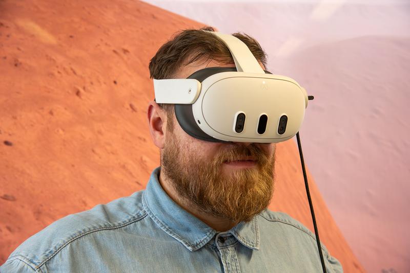 THWS-Student Julian Nöth beim Vorführen der Virtual-Reality-Anwendung auf dem Mars 