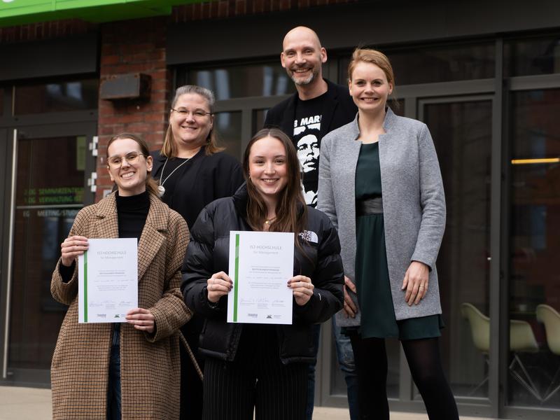 Die BürgerStiftung Düsseldorf und die IST-Hochschule bei der Übergabe der Stipendien