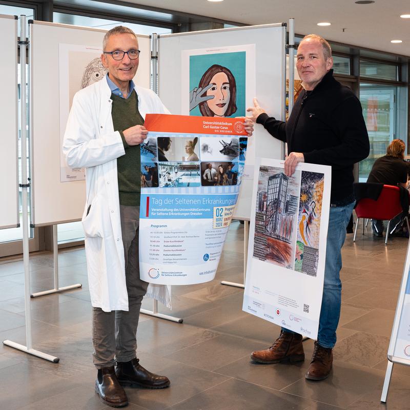 Prof. Reinhard Berner (l.), Direktor der Klinik für Kinder- und Jugendmedizin, und Michael Doerwald, Creative Director der Agentur Ketchum, eröffnen am UKD eine Ausstellung mit Bildern von Betroffenen einer Seltenen Erkrankung.