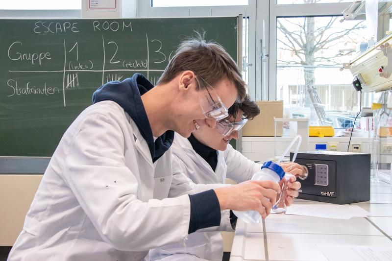 Der Tresor lässt sich erst öffnen, wenn alle Chemie-Rätsel gelöst sind