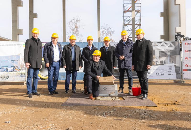 HBFZ-Projektleiter Stahr, MFPA-Geschäftsführer Reuschel, Freyler-Niederlassungsleiter Geppert, HTWK-Rektor Mietzner, Staatsminister Schmidt und Glöckner von der Holzbau Kompetenz Sachsen sowie (vorn) MFPA-Geschäftsführer Schmidt bei der Grundsteinlegung