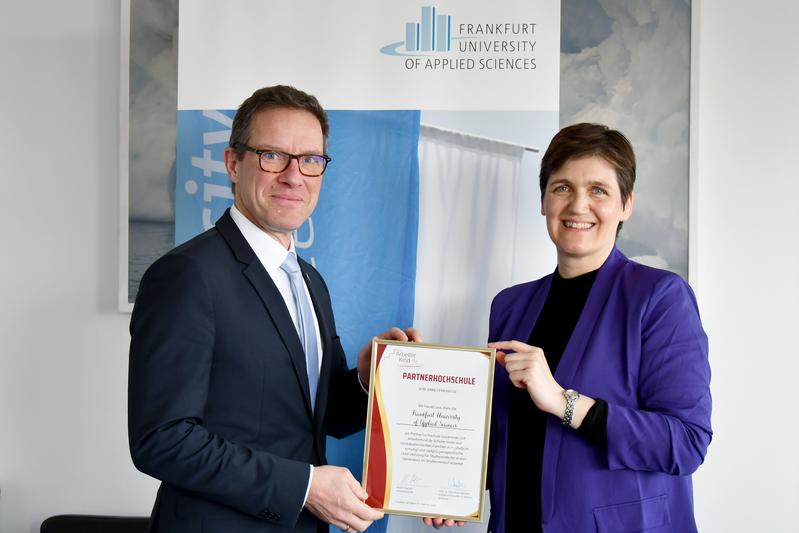 Prof. Dr. Kai-Oliver Schocke, Präsident der Frankfurt UAS, und Katja Urbatsch, Geschäftsführerin von ArbeiterKind.de gGmbH, freuen sich auf die gemeinsame Zusammenarbeit. 