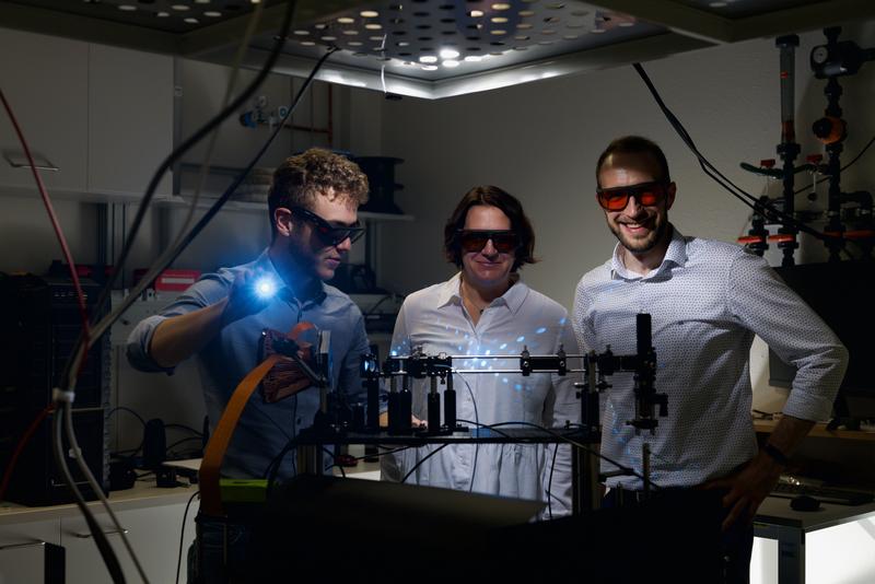 The young Jena-based startup DeepEn – a spin-off from Leibniz-IPHT aims to bring to market hair-thin endoscopes for neuroscience. In the picture, from left: Patrick Westermann, Dr. Hana Cizmarova, and Dr. Sergey Turtaev.