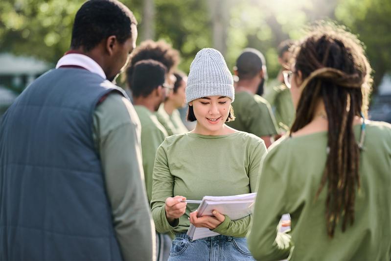 BWL trifft Soziales: Das berufsbegleitende Onlinestudium bei WINGS bildet Sozialmanager:innen aus.