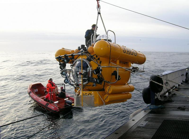 Das Forschungstauchboot JAGO des IFM-GEOMAR wird zu Wasser gelassen.