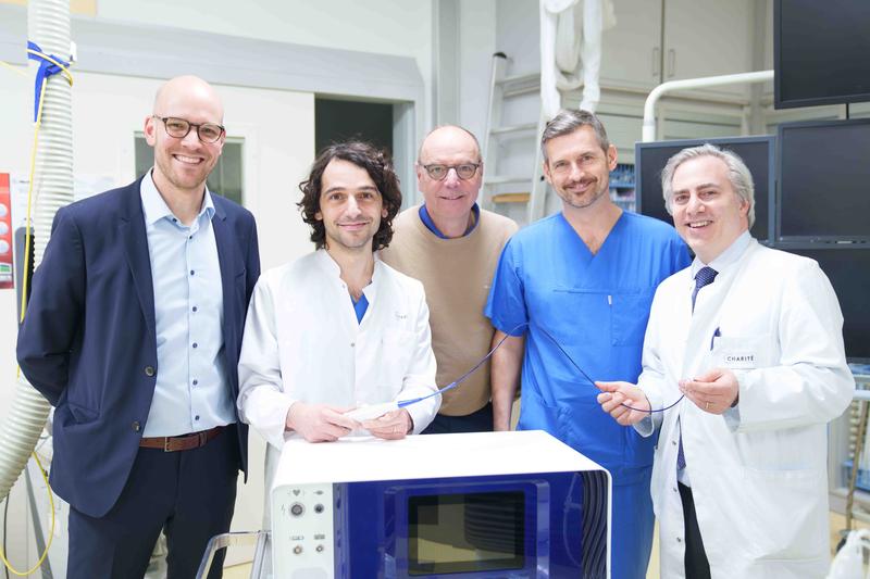 PulseSelect-Team: v.l.: Dr. med. Martin Huemer, Prof. Dr. med. Philipp Attanasio, Prof. Dr. med. Gerhard Hindricks, Dr. med. Patrick Oliver Nagel und Klinikdirektor Prof. Dr. med. Ulf Landmesser. 