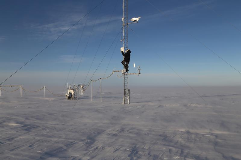 Wartung der Messgeräte am Turm des meteorologischen Observatoriums an der Neumayer-Station III, Antarktis