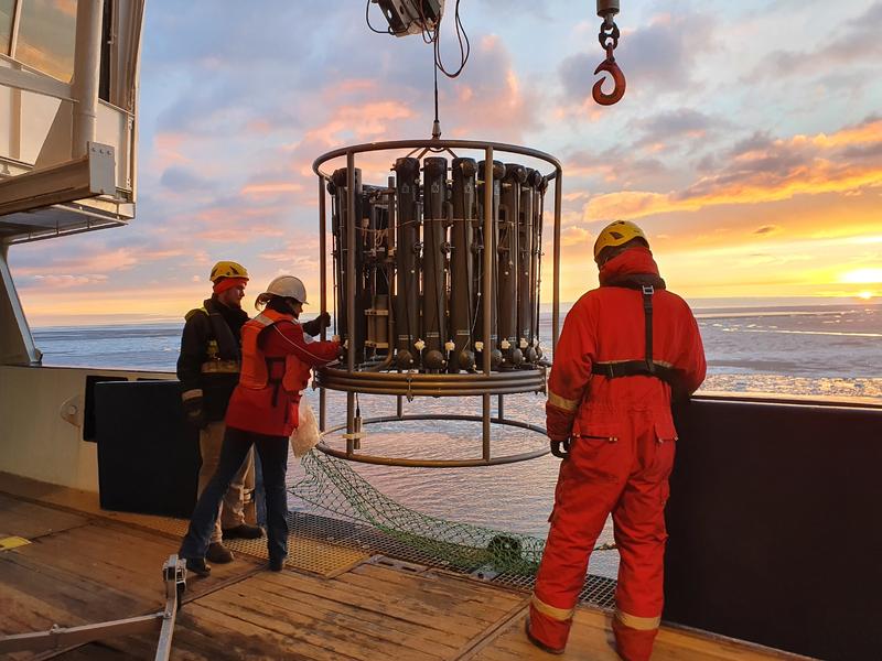 CTD-Einsatz mit Kranzwasserschöpfer an Bord des Forschungsschiffes Polarstern