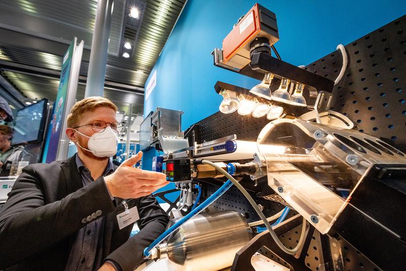 Andreas Keller, research scientist from the Waste4Future consortium, shows off the demonstration model.