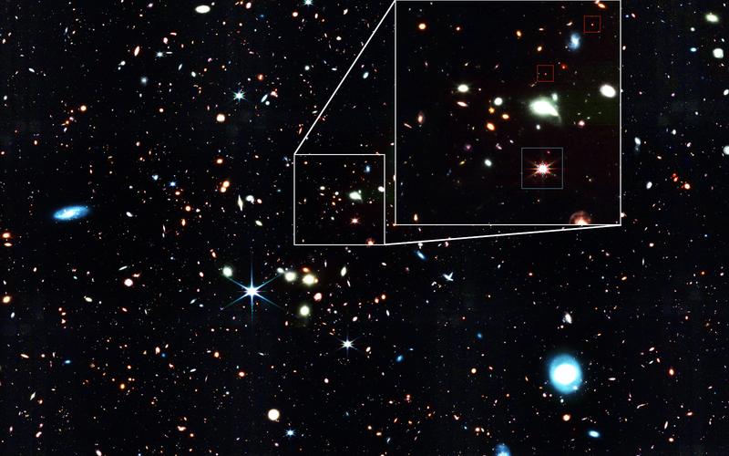 Riesiger Quasar und kleine rote Punkte. Ein EIGER (JWST)-Bild des Quasars J1148+5251 mit 10 Milliarden Sonnenmassen (blaues Kästchen). Zwei "Baby-Quasare" (roten Kästchen) sind im selben Datensatz zu sehen. 