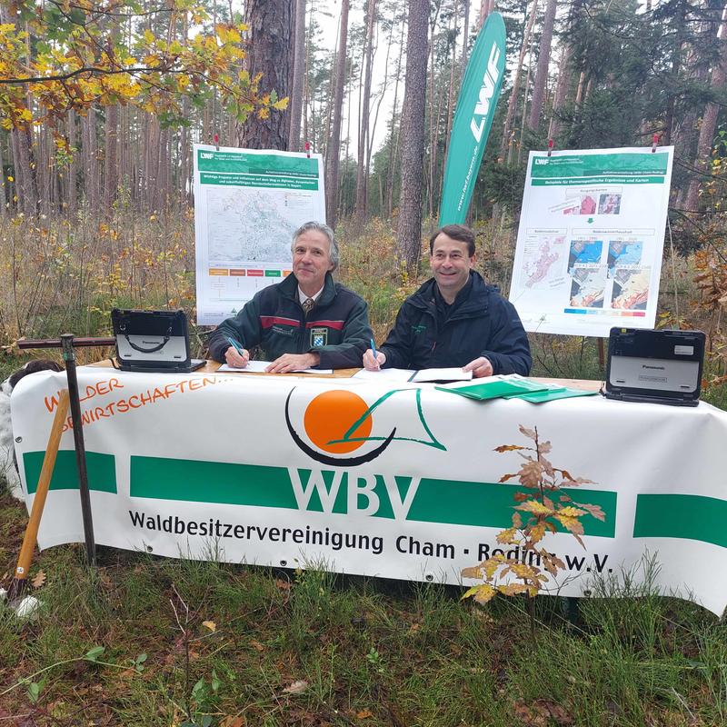 Unterzeichnung der Kooperationsvereinbarung im Privatwald bei Untertraubenbach (Lkr. Cham). Links: Dr. Peter Pröbstle, Präsident der Bayeri. für Wald und Forstwirtschaft; rechts: Josef Ziegler, 1. Vors. der WBV Cha