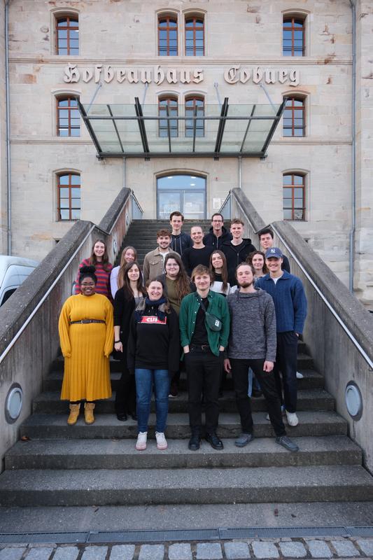 Prof. Dr. Michael Markert mit der Seminargruppe vorm Hofbräuhaus am Campus Design der Hochschule Coburg. Die Ergebnisse sind aktuell in einer digitalen Ausstellung zu sehen.