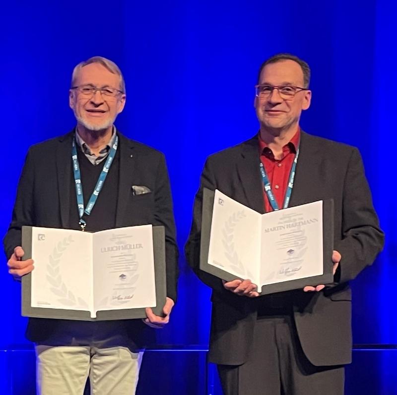 Martin Hartmann (r.), Erlangen, und Ulrich Müller, Ludwigshafen, erhalten den Klaus-Unger-Preis