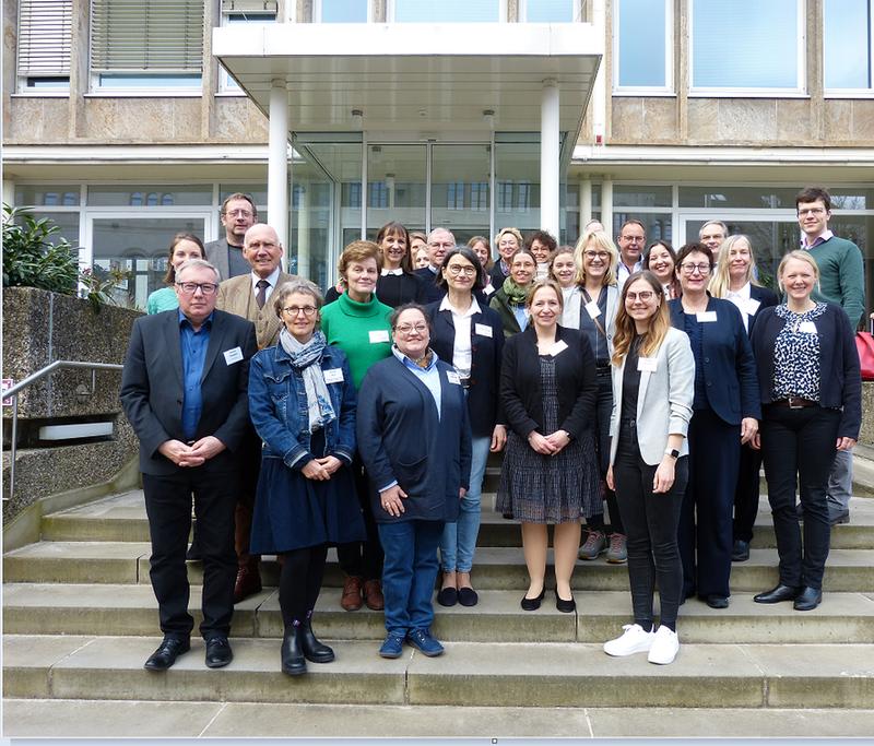 An der Abschlusstagung nahmen neben den Forscherinnen der Hochschule Osnabrück und führenden Mitarbeiterinnen und Mitarbeiter des Ministeriums auch Experten unterschiedlicher Organisationen der Lebensmittelwertschöpfungskette in Niedersachsen teil. 