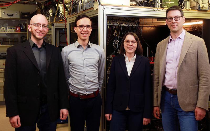 Das Team um Dr. Jens Nettersheim (v.l.n.r.), Julian Feß, Sabrina Burgardt und Professor Artur Widera hat sich mit dem universellen Verhalten bei offenen Quantensystemen befasst. 