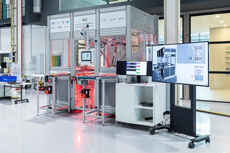 Die fertige Roboterzelle befindet sich auf einem Versuchsfeld des Campus Schwarzwald in Freudenstadt und soll künftig vor allem kleinen und mittelständischen Unternehmen als Prüfstand dienen, um ihre Produkte zu testen.